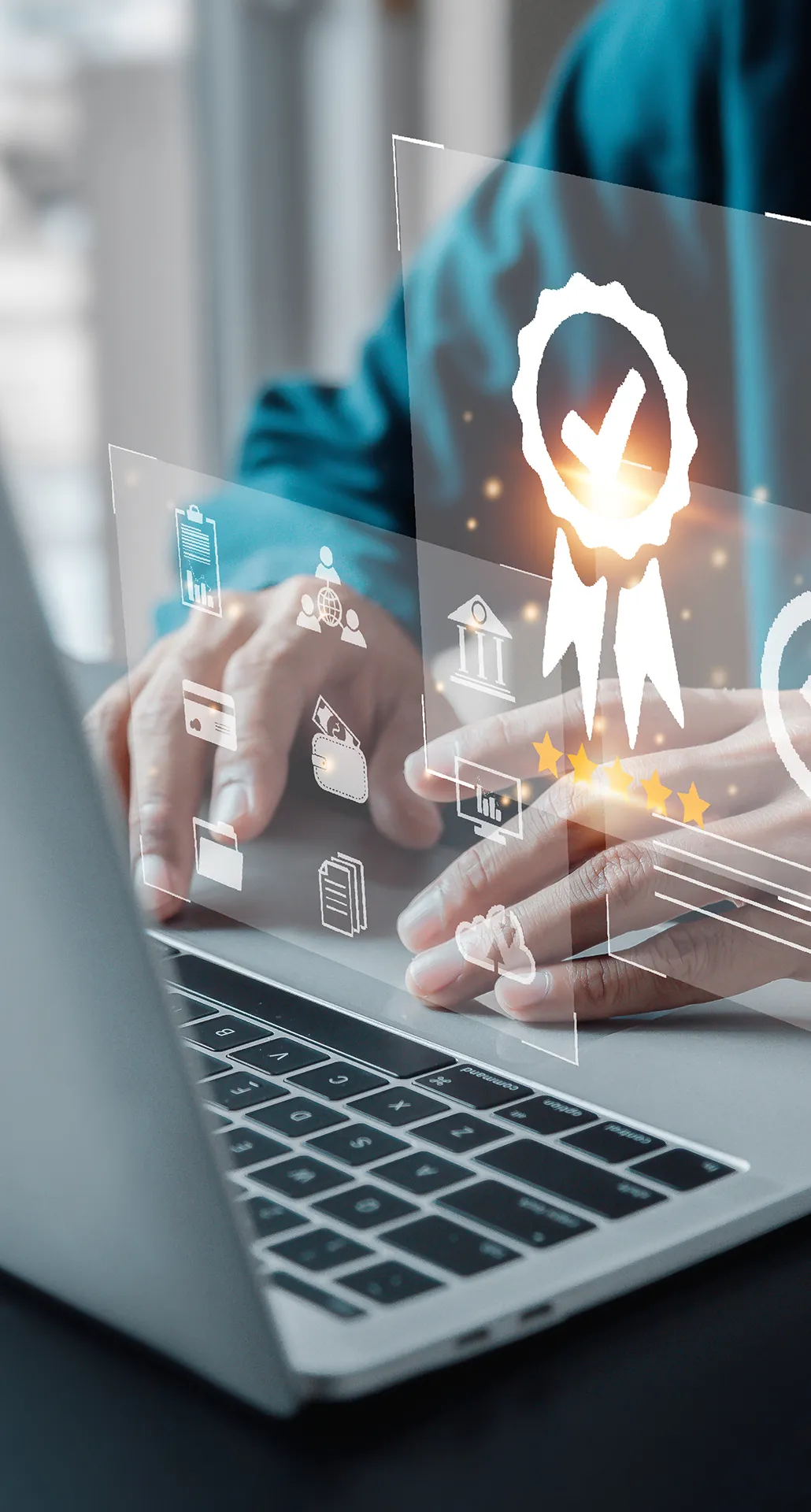 Eine Frau sitzt an einem Computer